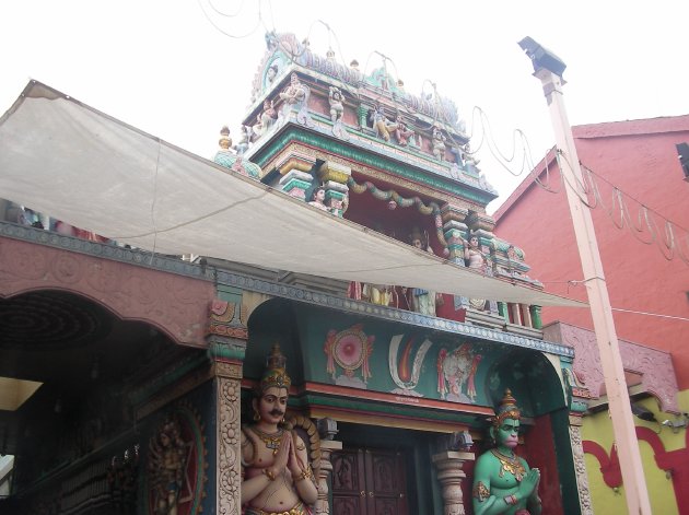 スリ・バダパティラ・カリアマン寺院の入口周辺
